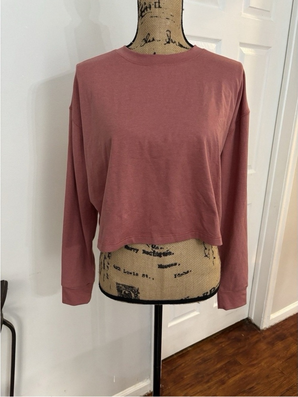 Cropped Crewneck Sweatshirt in Dusty Rose